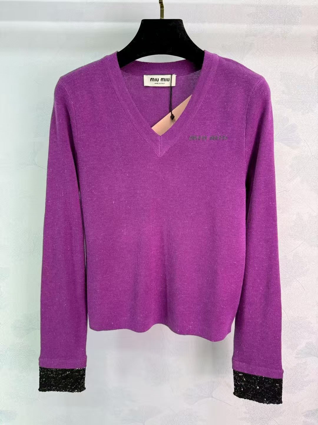 V-neck long-sleeved knitted top