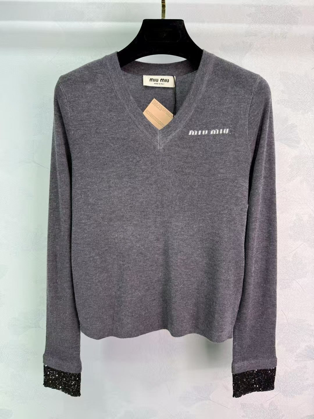 V-neck long-sleeved knitted top