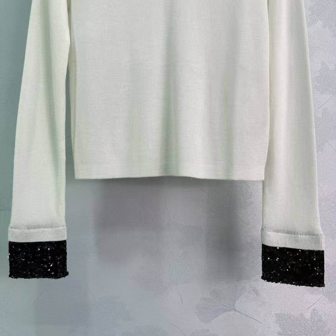V-neck long-sleeved knitted top