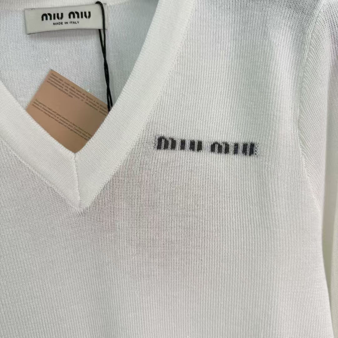 V-neck long-sleeved knitted top