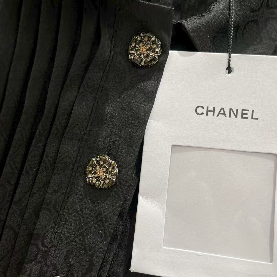 New pleated long-sleeved shirt