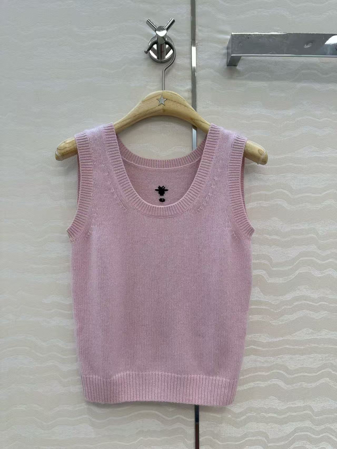 New cashmere knitted vest