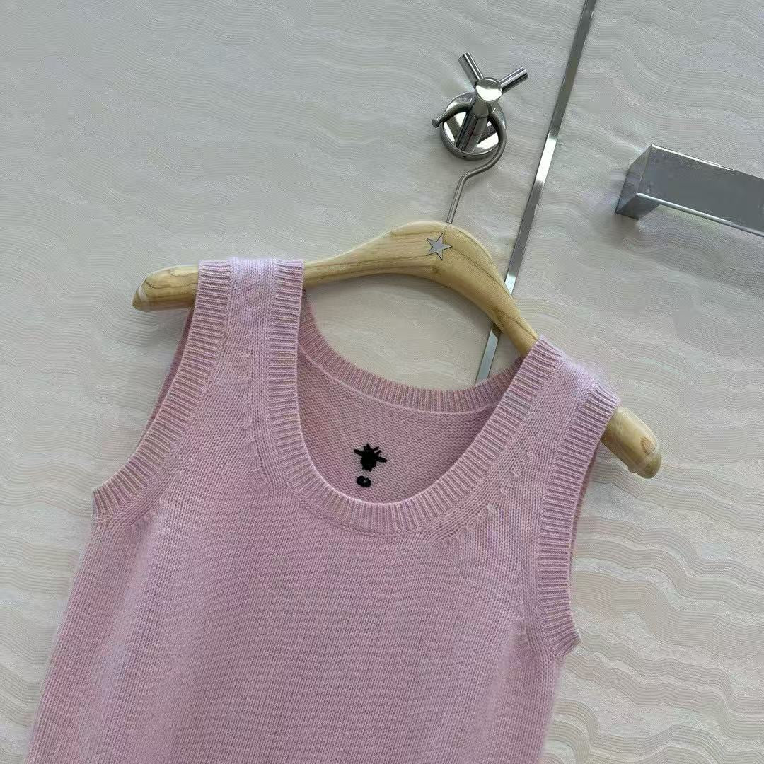 New cashmere knitted vest