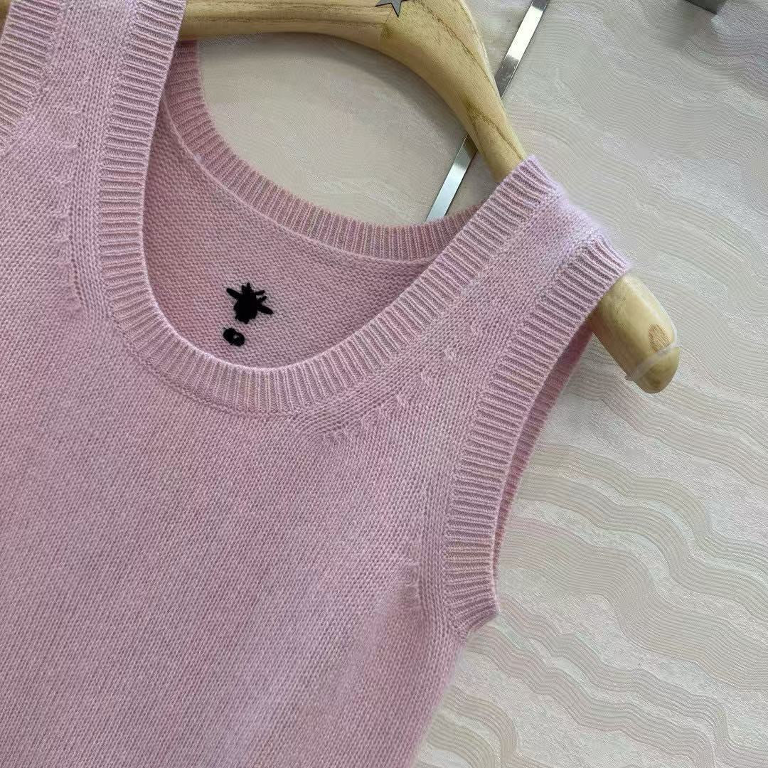 New cashmere knitted vest