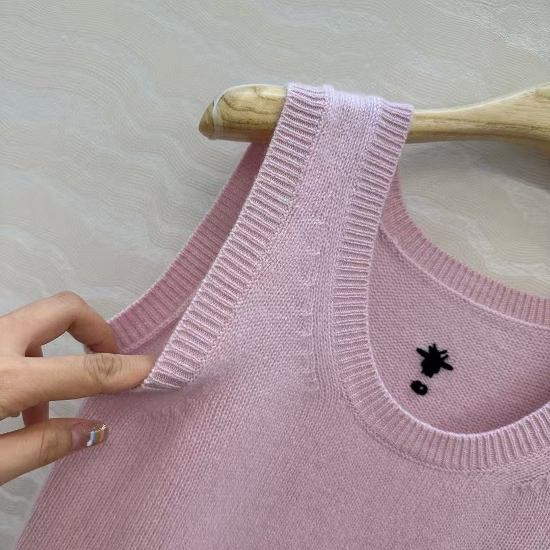New cashmere knitted vest
