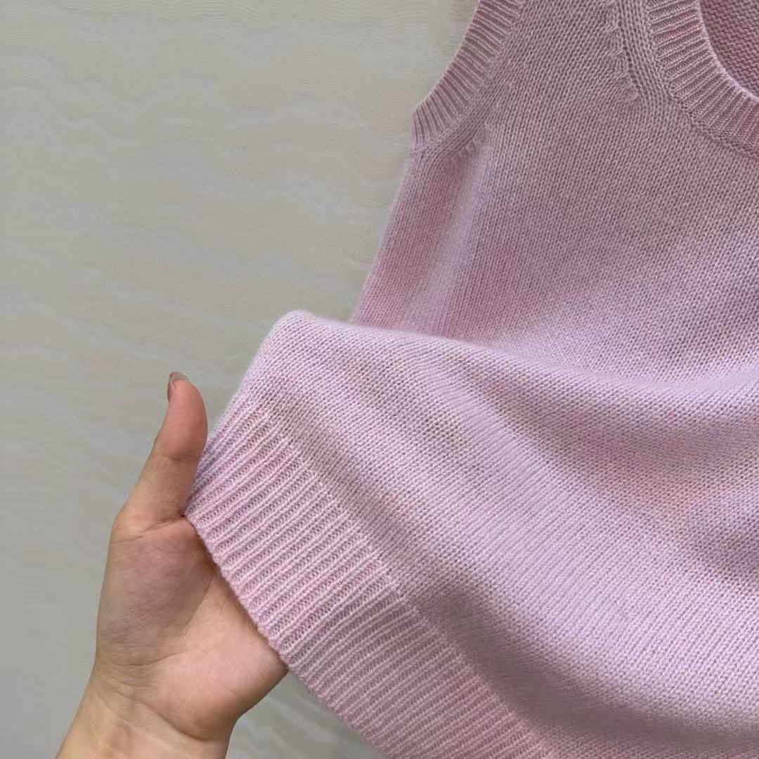 New cashmere knitted vest