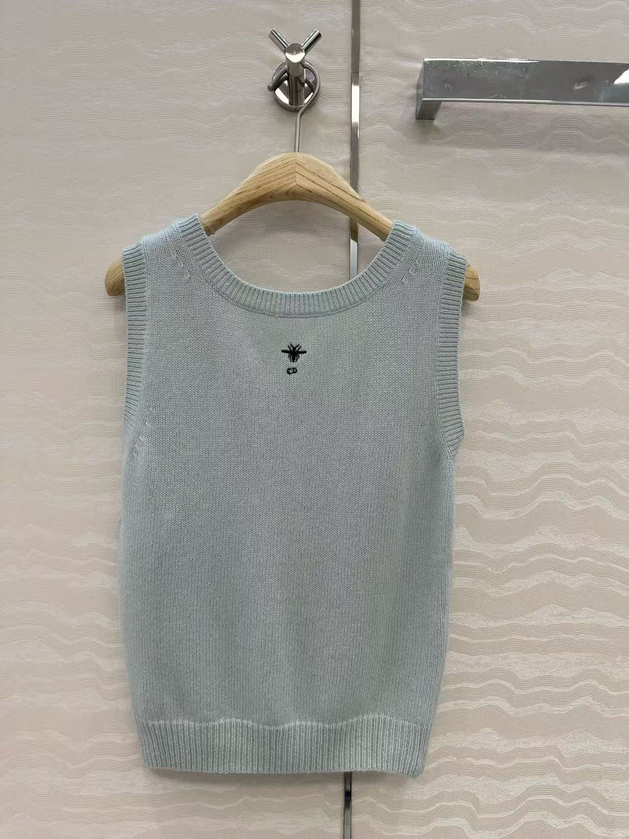 New cashmere knitted vest