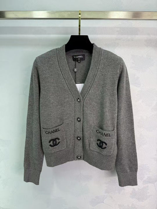 25 Early Autumn New V-neck Cardigan