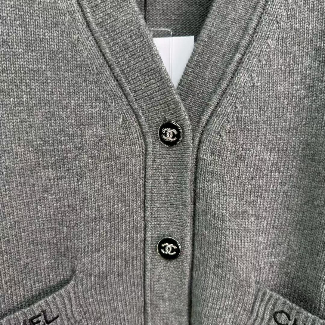 25 Early Autumn New V-neck Cardigan