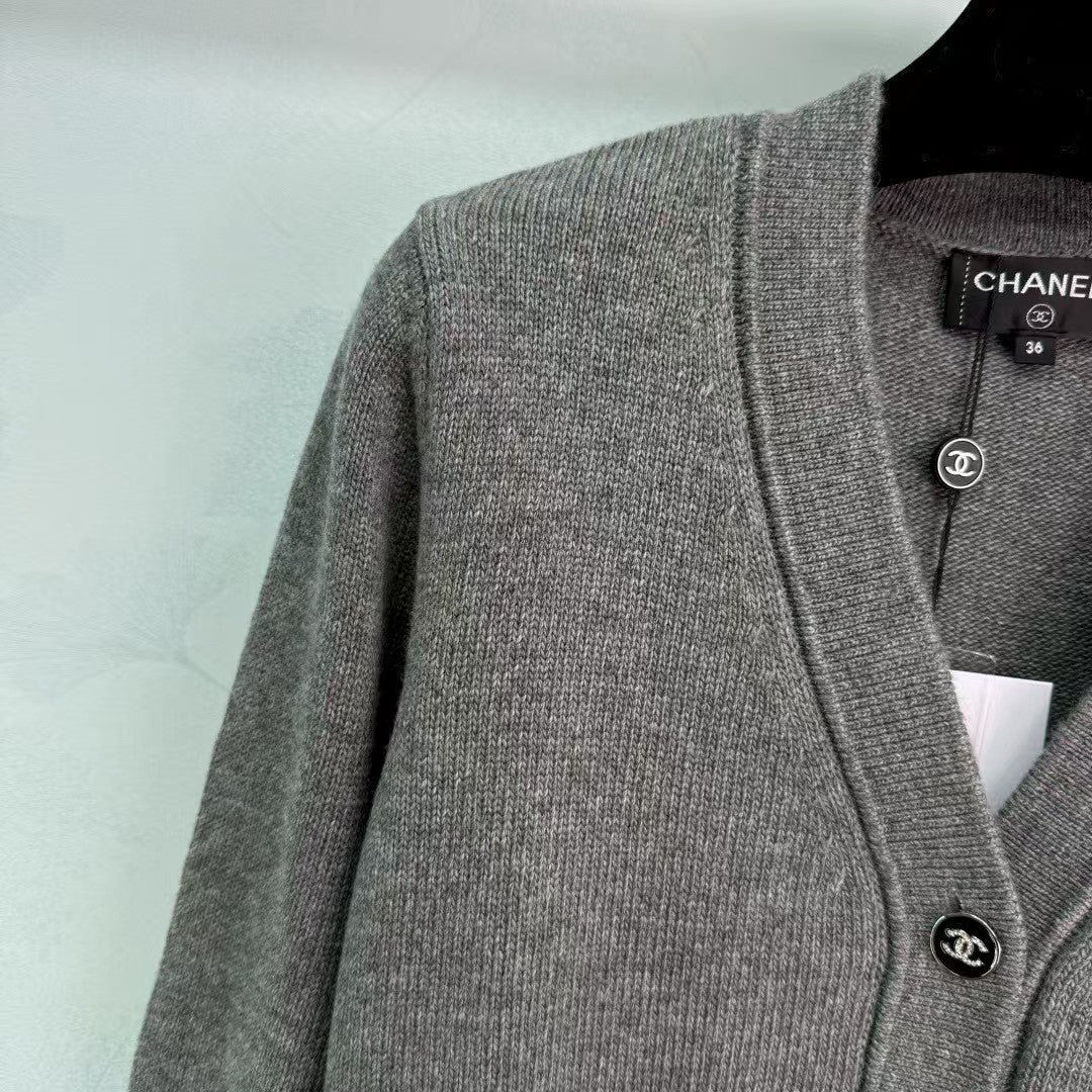 25 Early Autumn New V-neck Cardigan