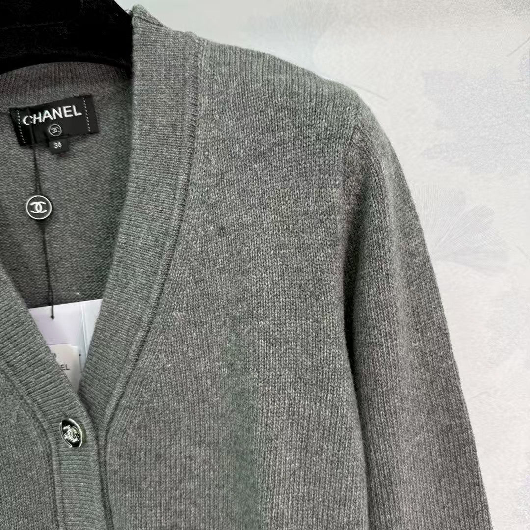 25 Early Autumn New V-neck Cardigan