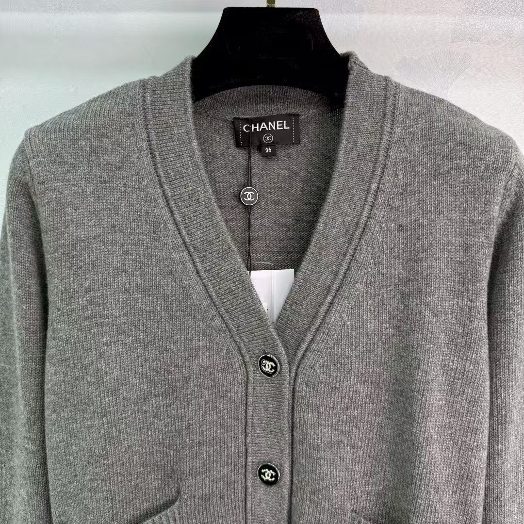 25 Early Autumn New V-neck Cardigan