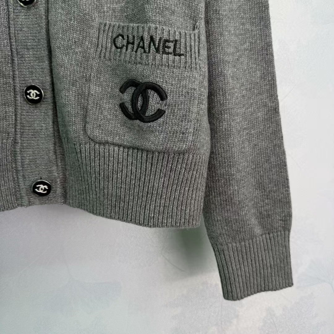 25 Early Autumn New V-neck Cardigan