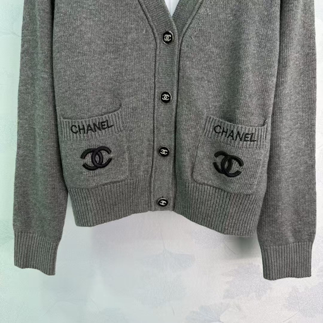 25 Early Autumn New V-neck Cardigan