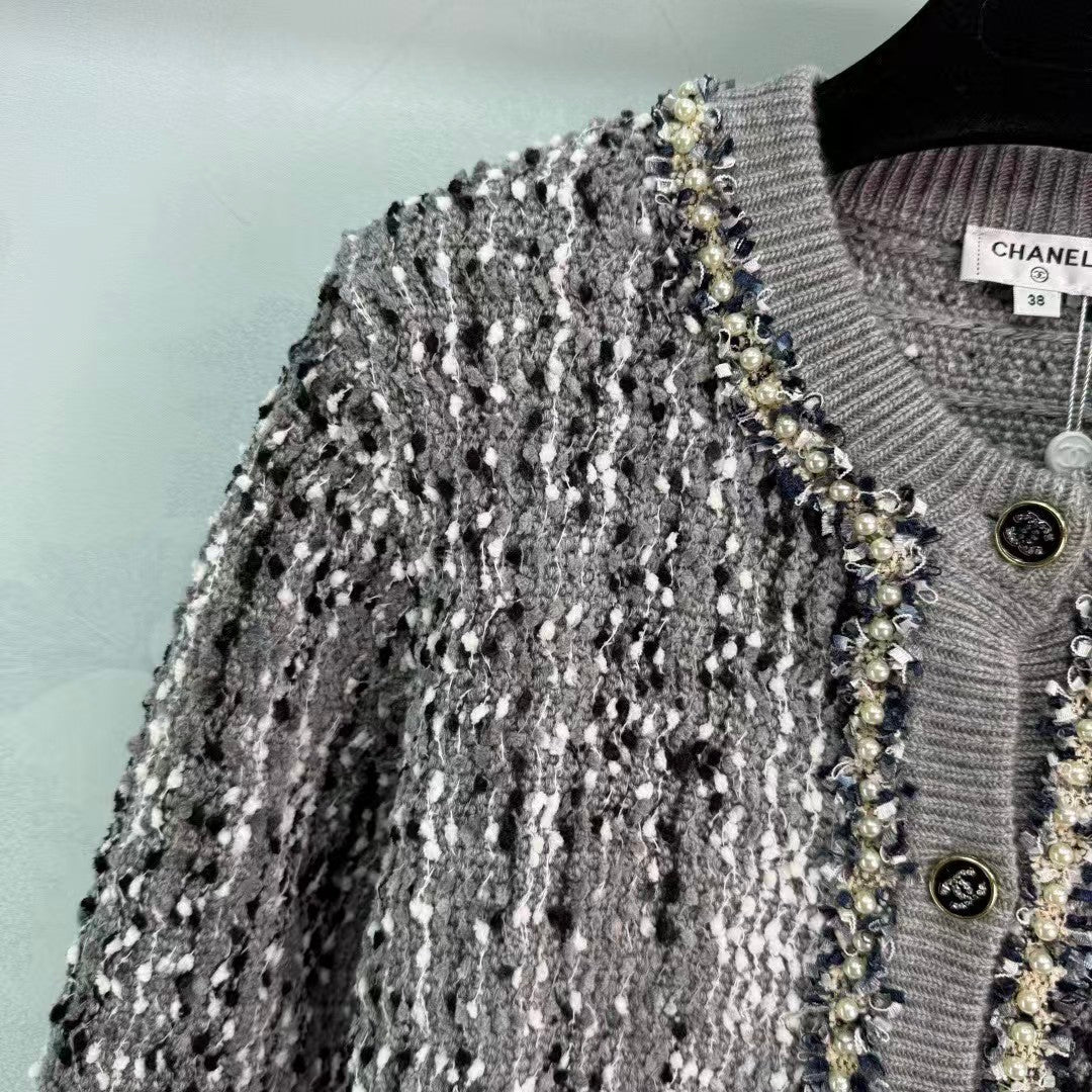 New early autumn round neck knitted cardigan