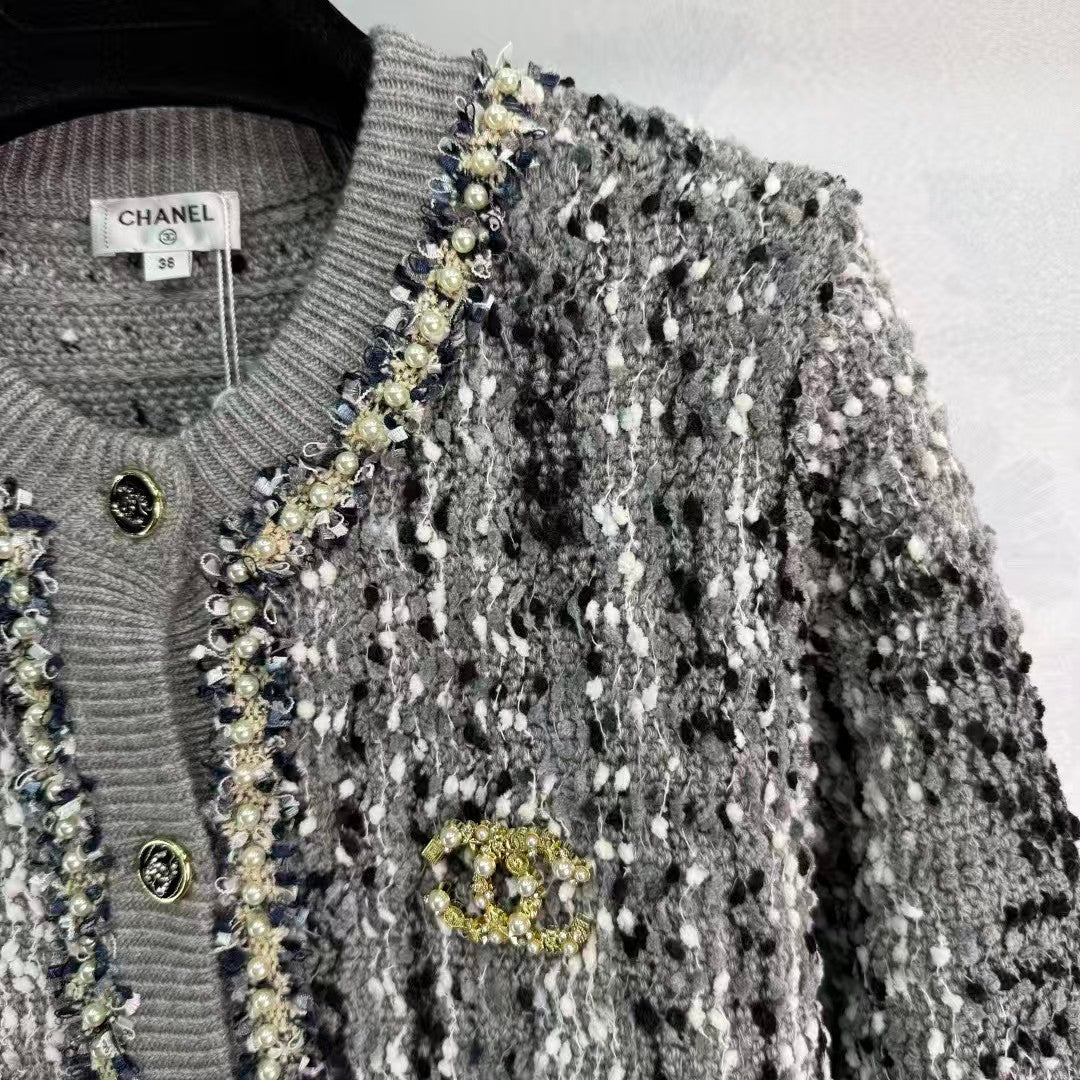 New early autumn round neck knitted cardigan