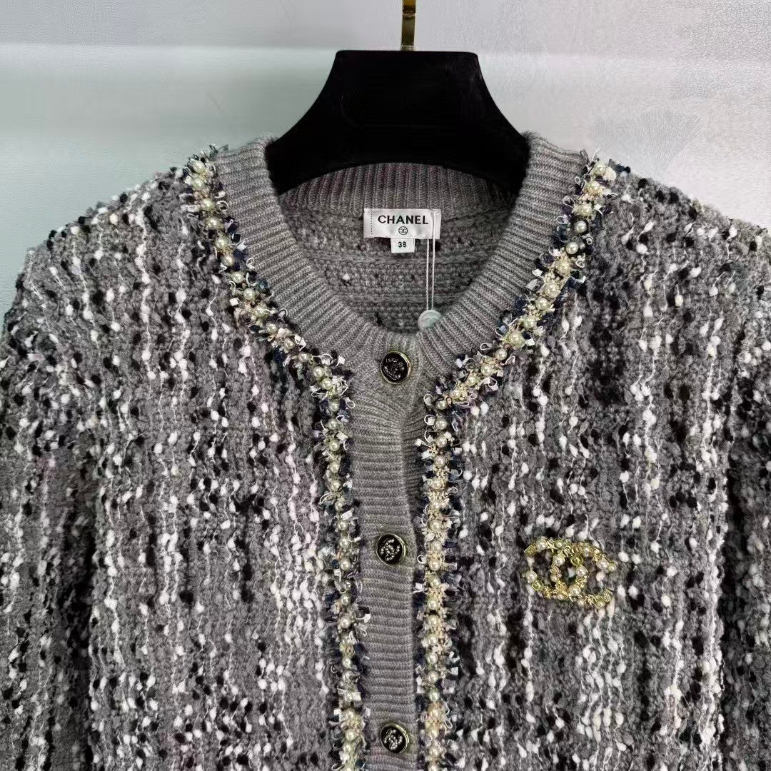 New early autumn round neck knitted cardigan