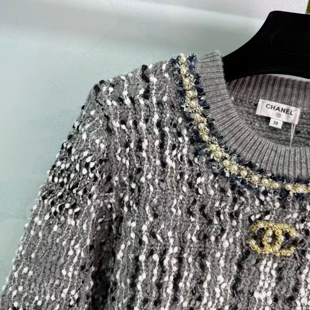 New early autumn round neck knitted top