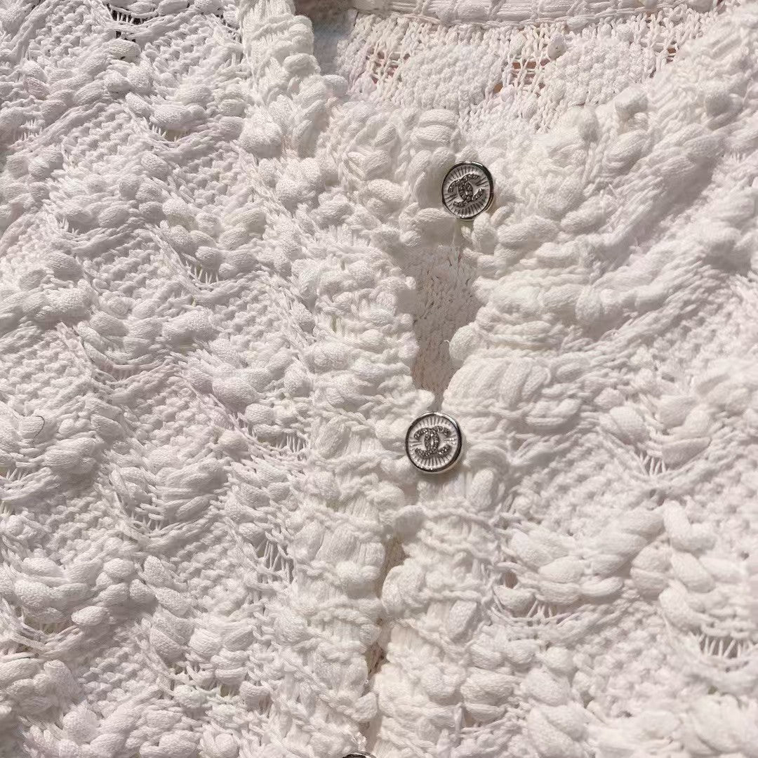 New autumn and winter round neck hollow button top