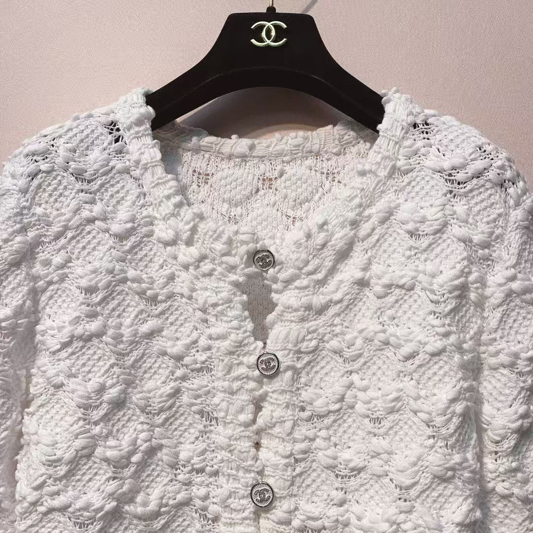 New autumn and winter round neck hollow button top