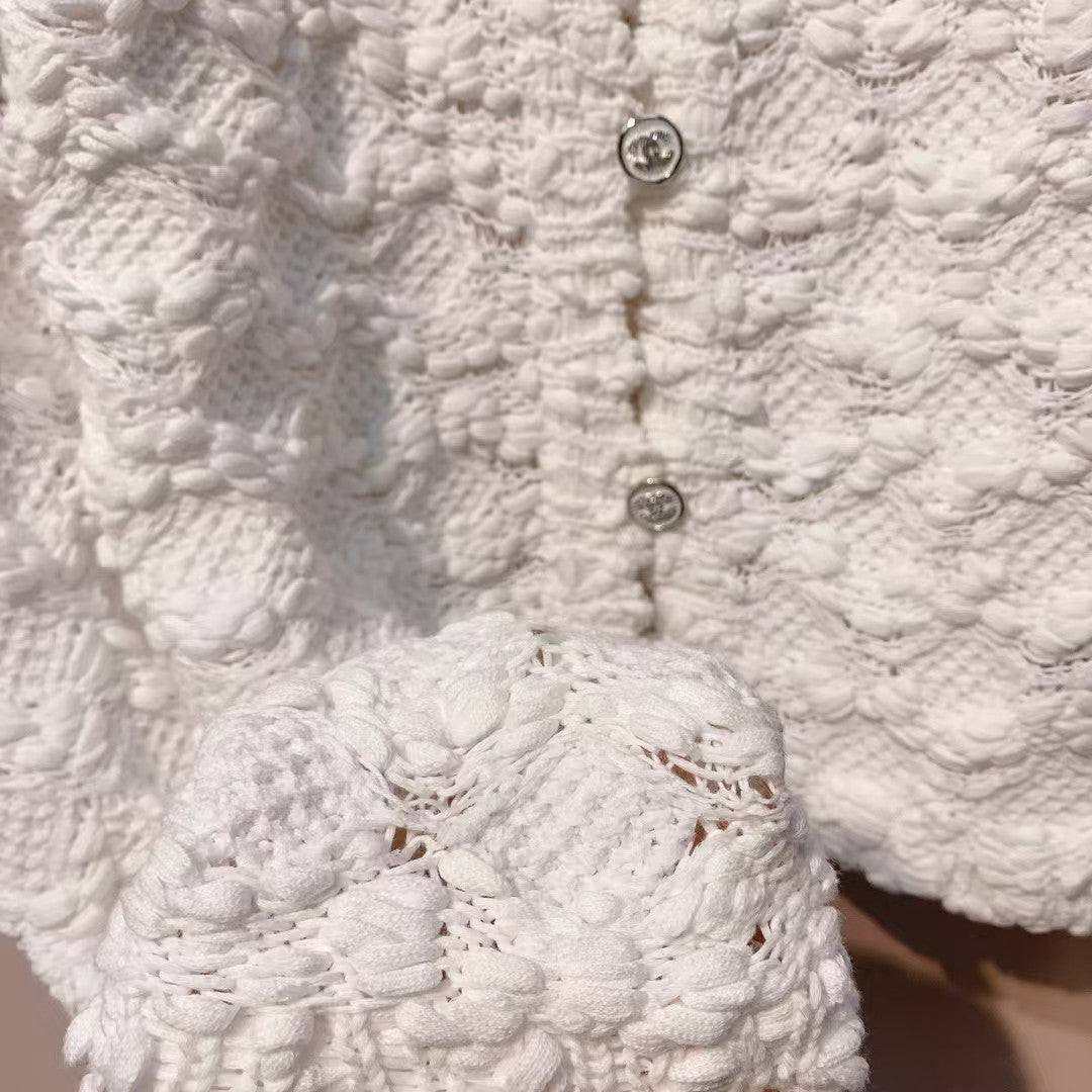 New autumn and winter round neck hollow button top