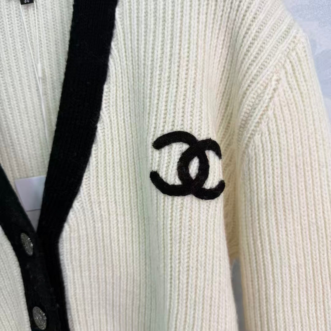 New Early Autumn V-neck Knitted Cardigan