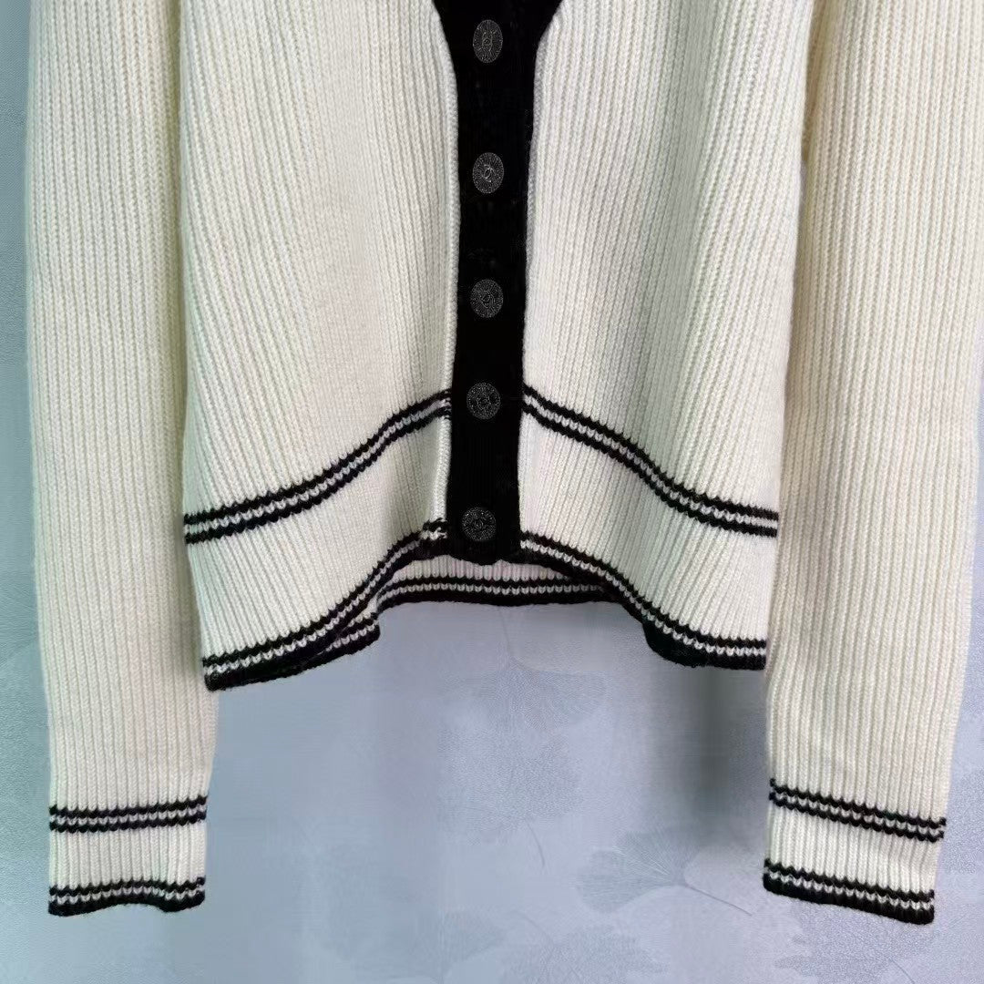 New Early Autumn V-neck Knitted Cardigan