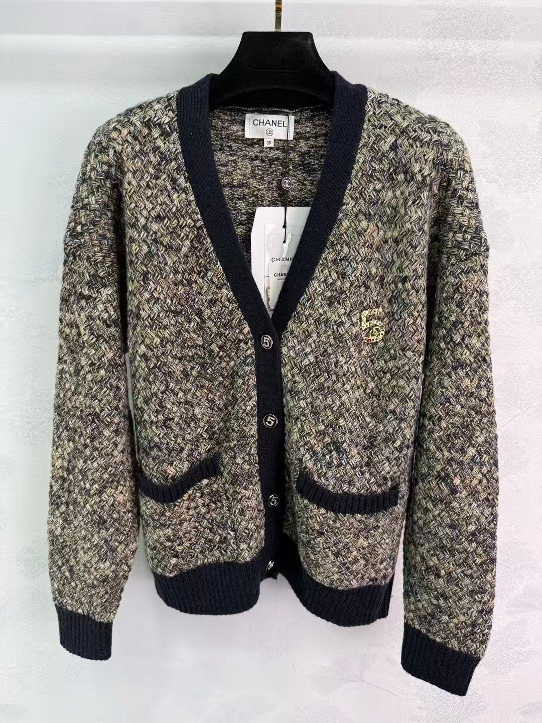 New contrast color V-neck cardigan