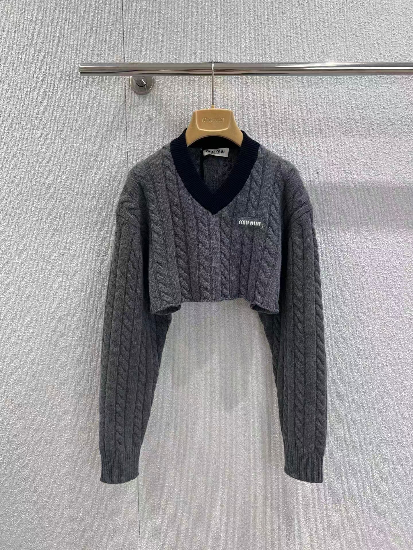 Cable-knit Thick V-neck Cropped Sweater