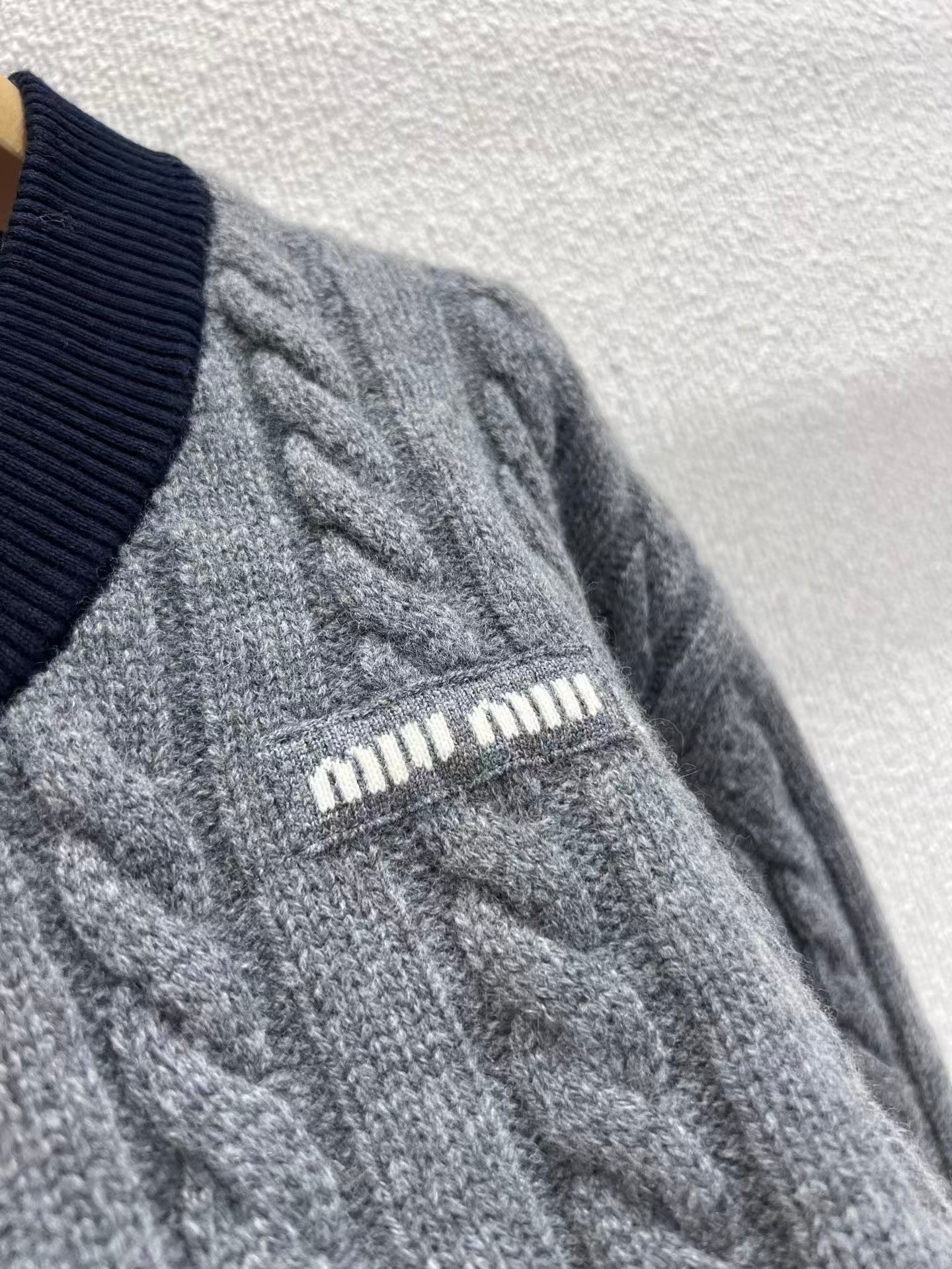 Cable-knit Thick V-neck Cropped Sweater