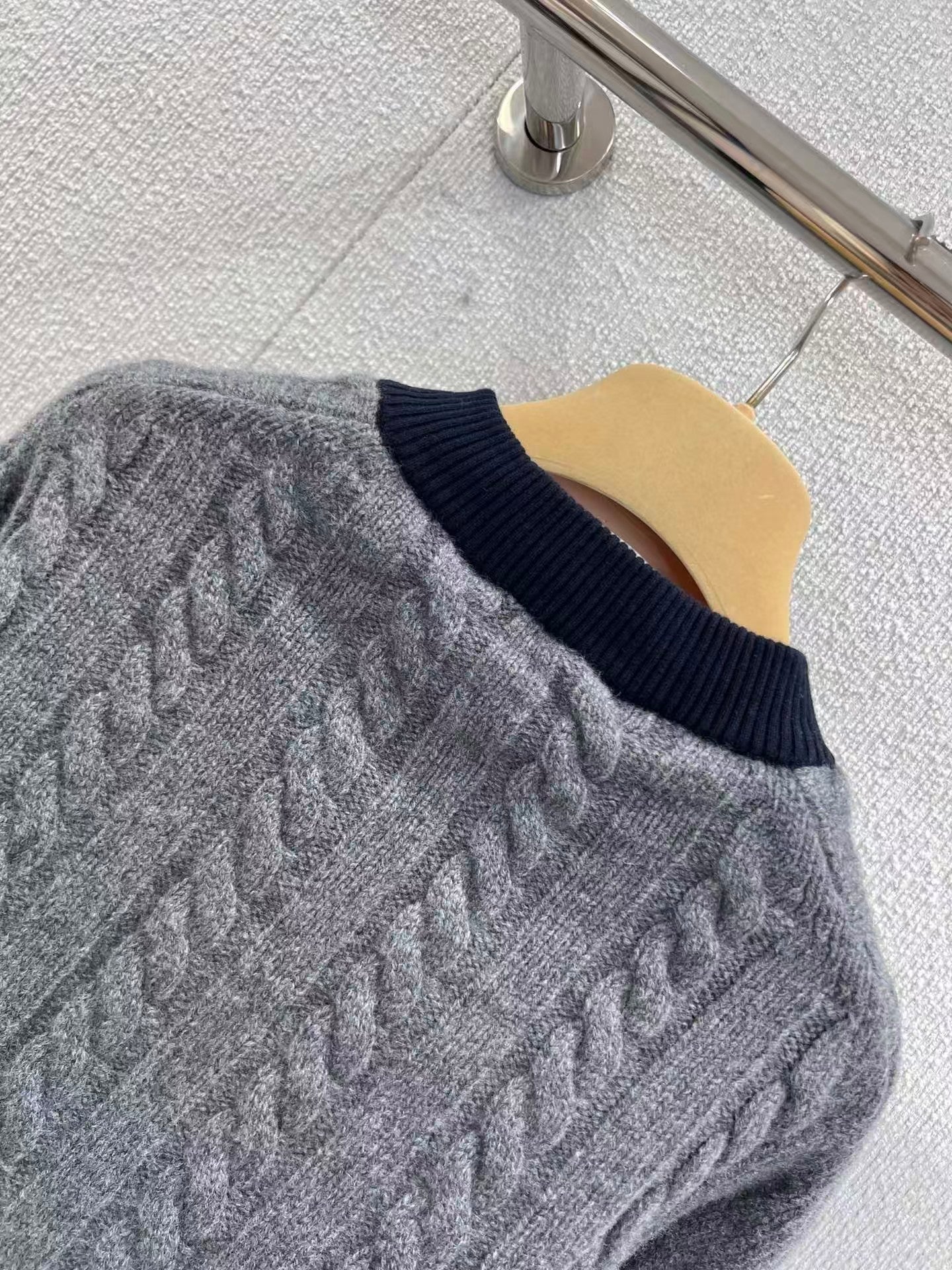 Cable-knit Thick V-neck Cropped Sweater