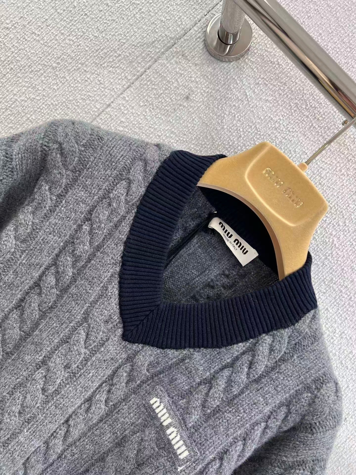 Cable-knit Thick V-neck Cropped Sweater