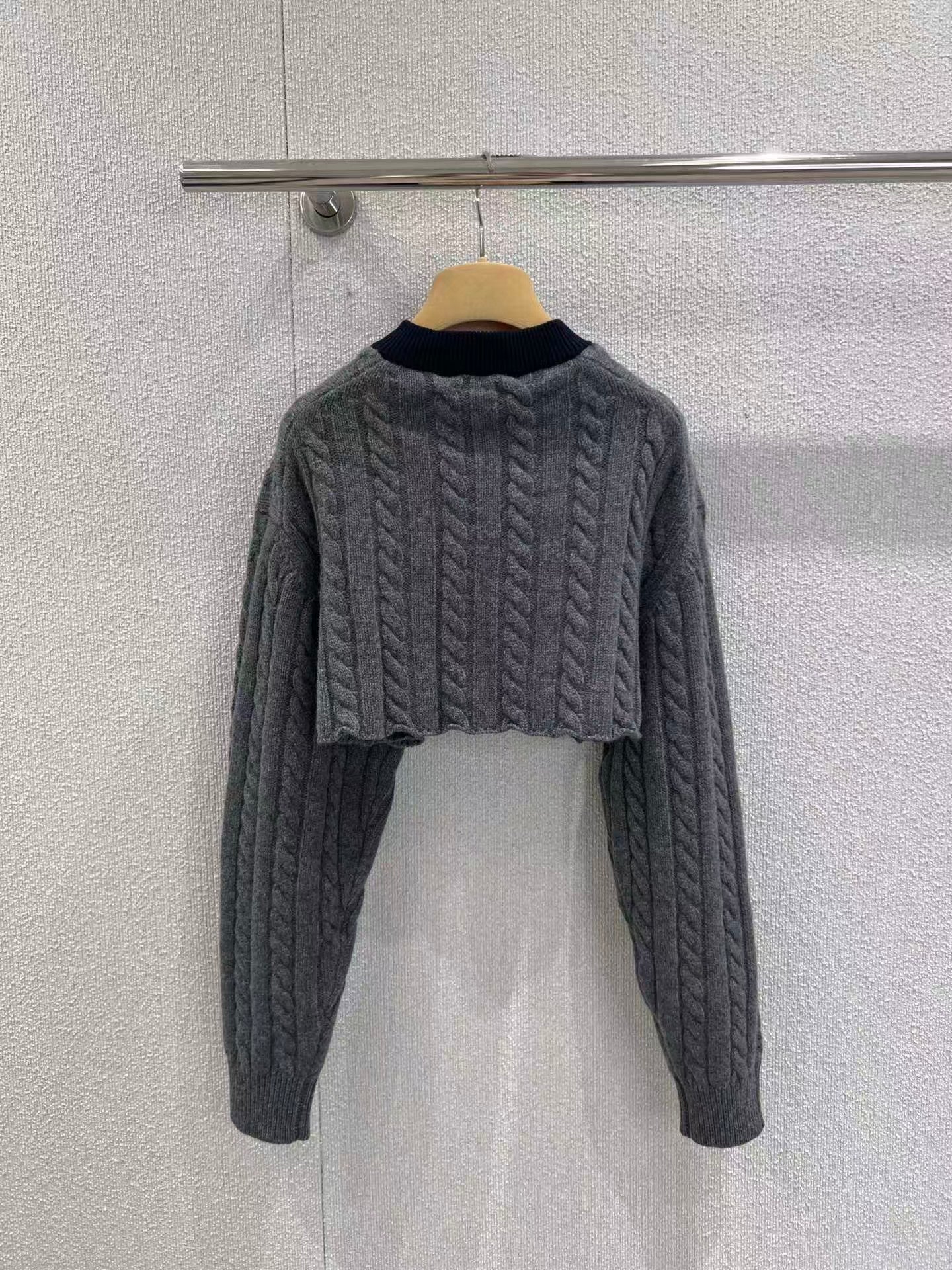 Cable-knit Thick V-neck Cropped Sweater