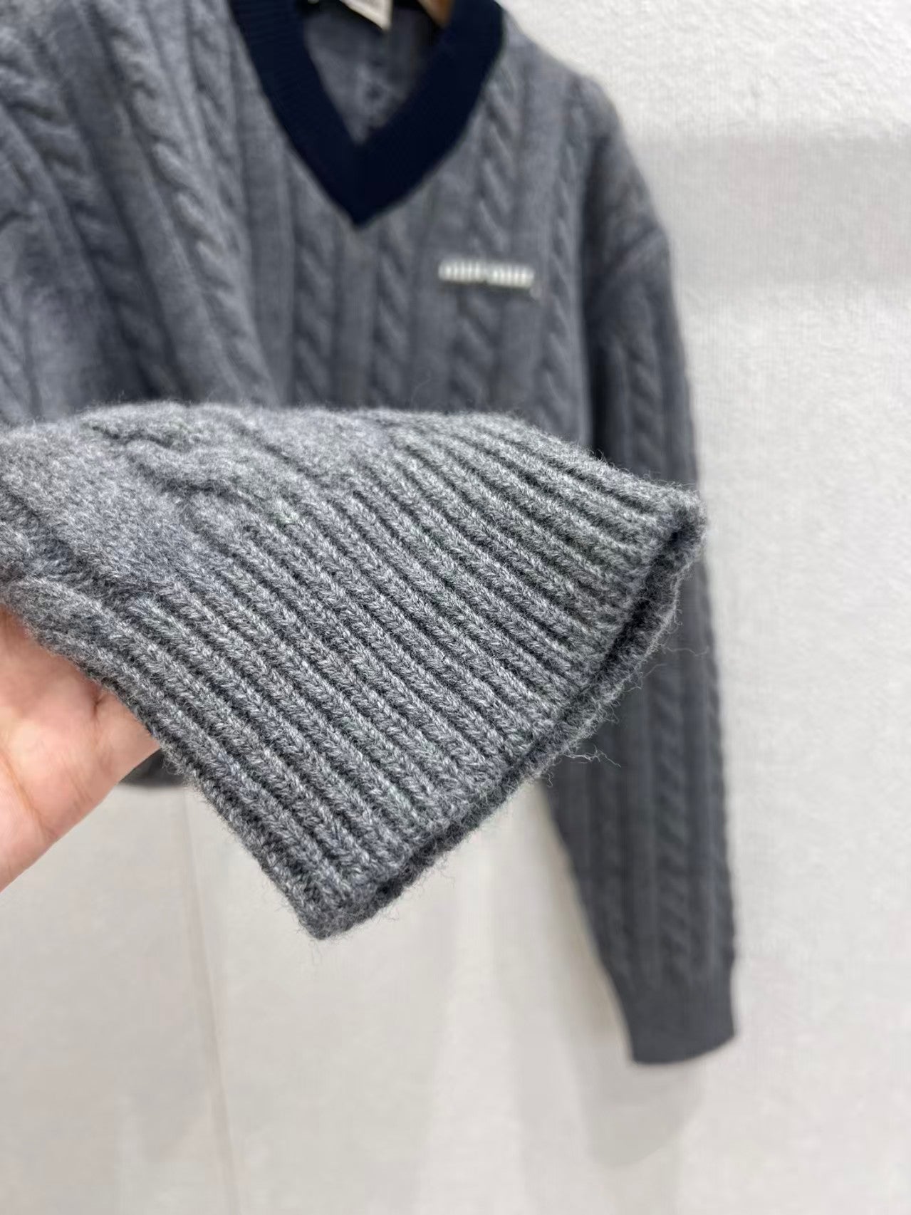 Cable-knit Thick V-neck Cropped Sweater