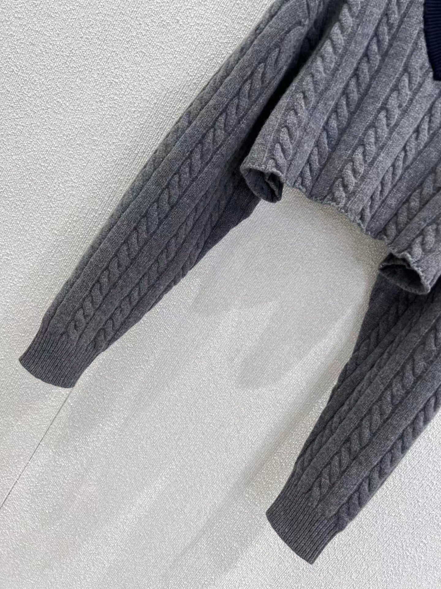 Cable-knit Thick V-neck Cropped Sweater