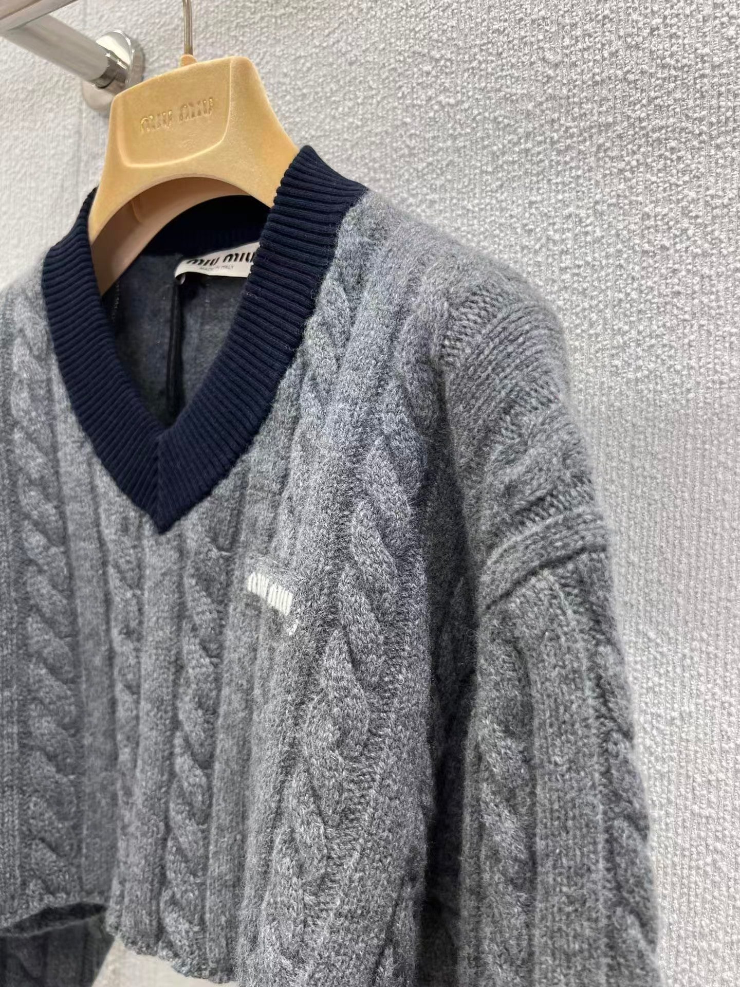 Cable-knit Thick V-neck Cropped Sweater