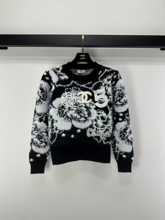 Latest contrast color round neck beaded knitted long sleeves