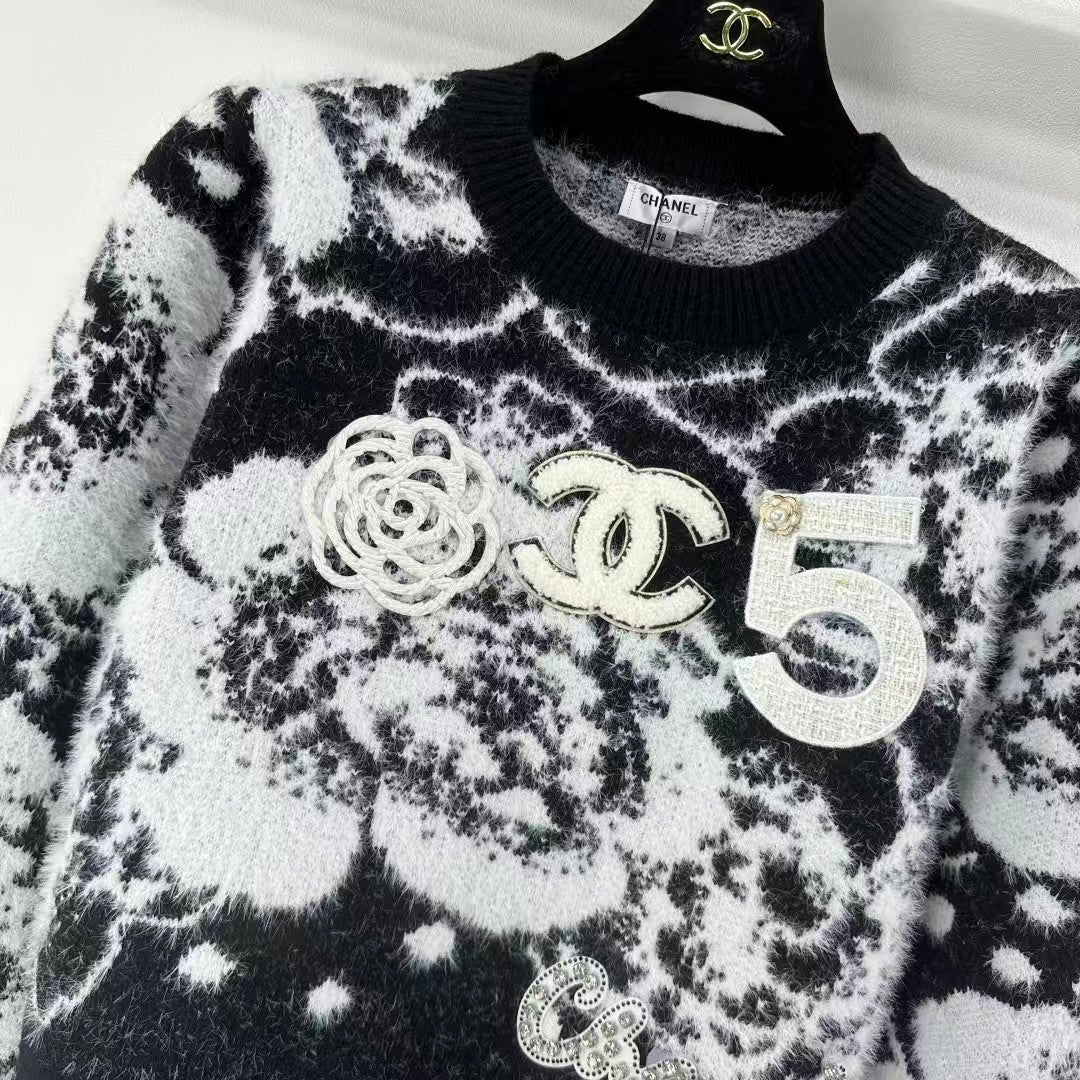 Latest contrast color round neck beaded knitted long sleeves