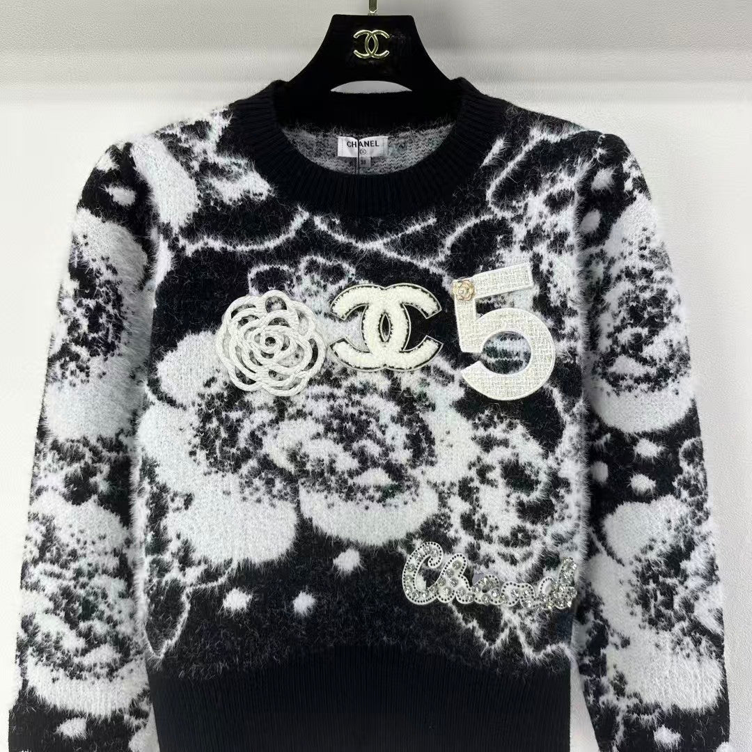 Latest contrast color round neck beaded knitted long sleeves