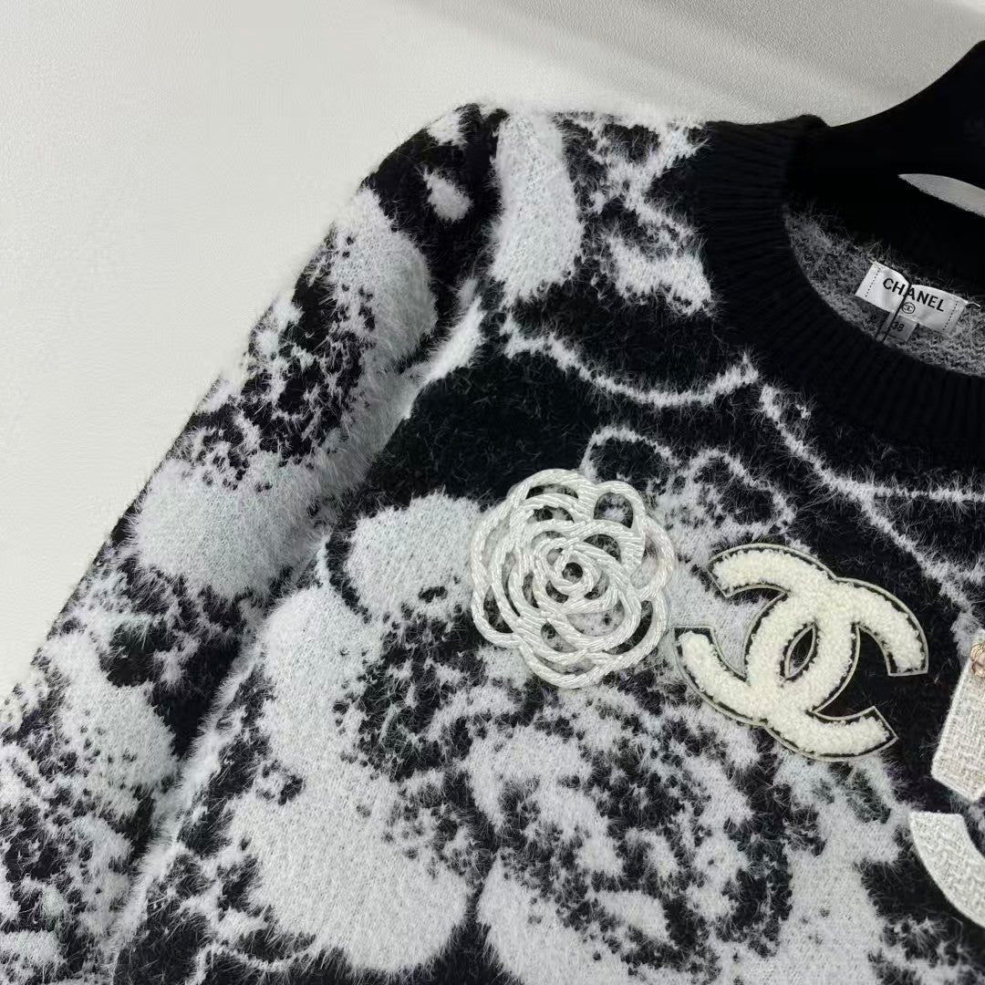 Latest contrast color round neck beaded knitted long sleeves