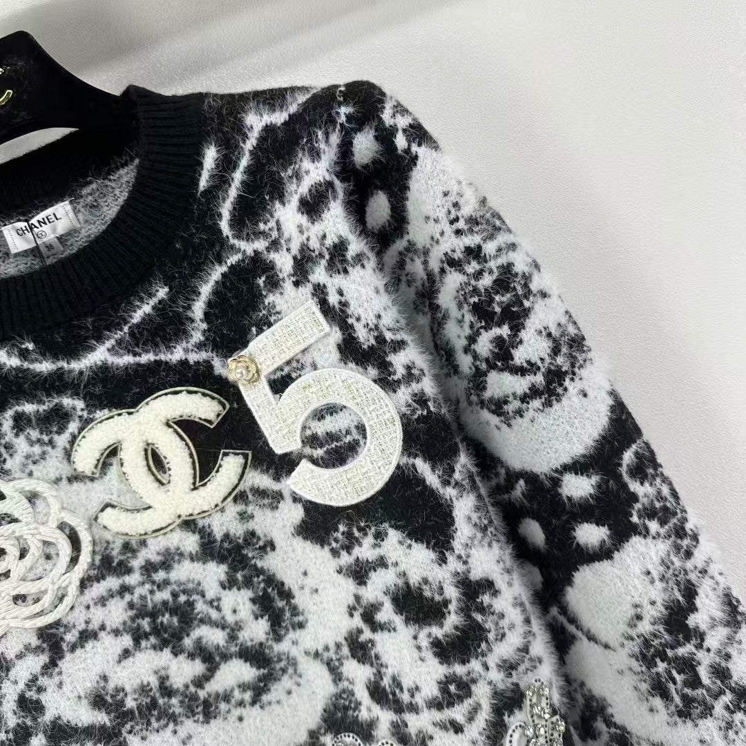 Latest contrast color round neck beaded knitted long sleeves