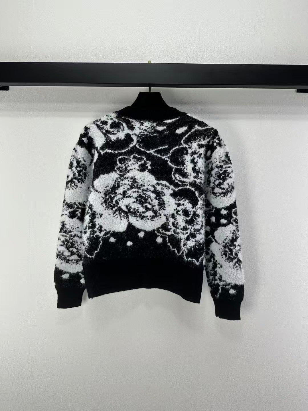 Latest contrast color round neck beaded knitted long sleeves
