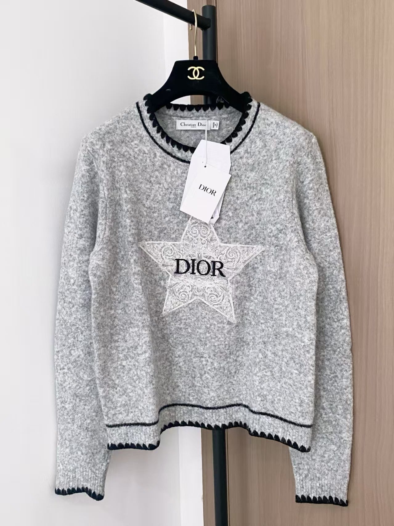 New round neck knitted sweater