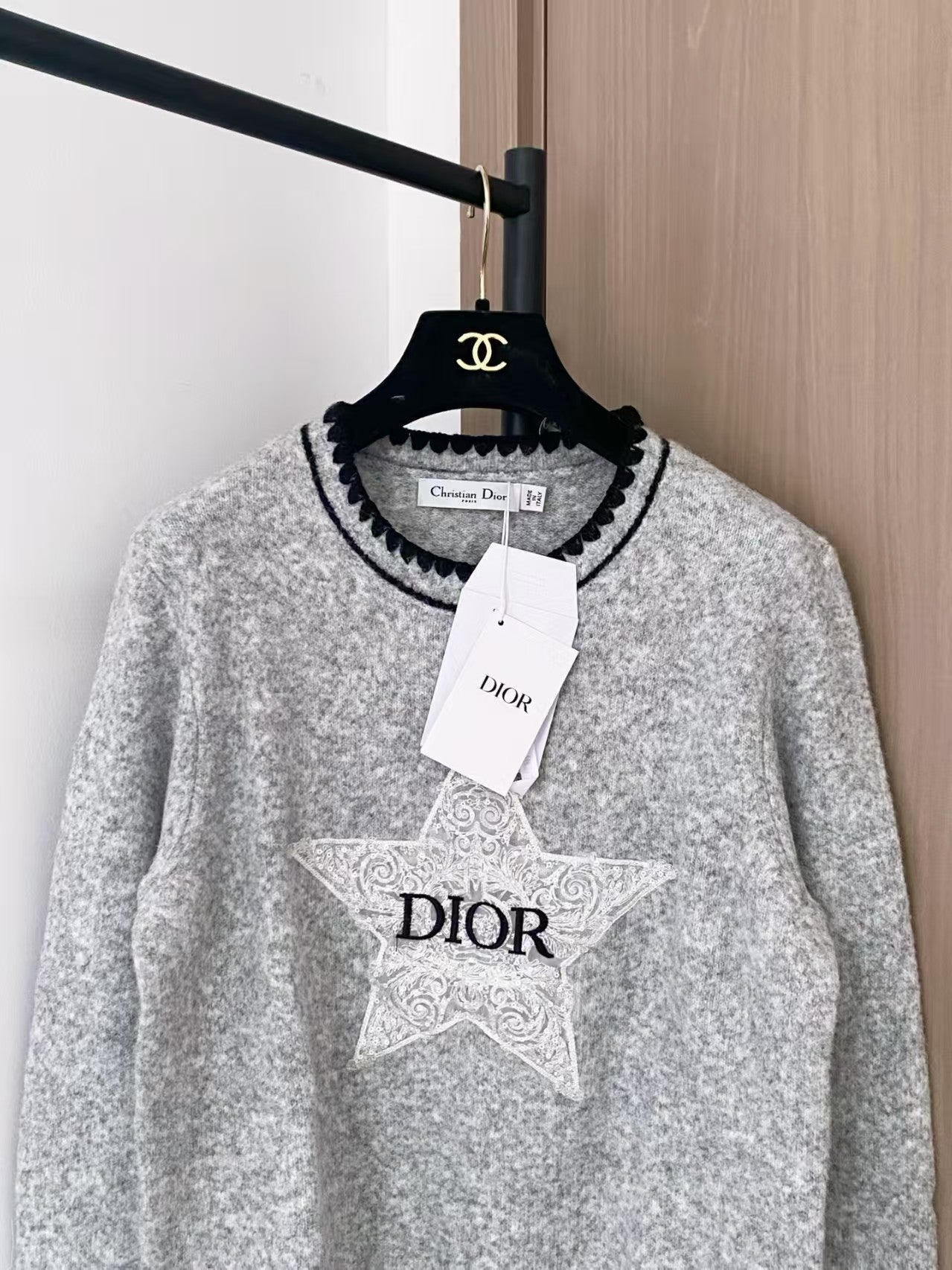 New round neck knitted sweater