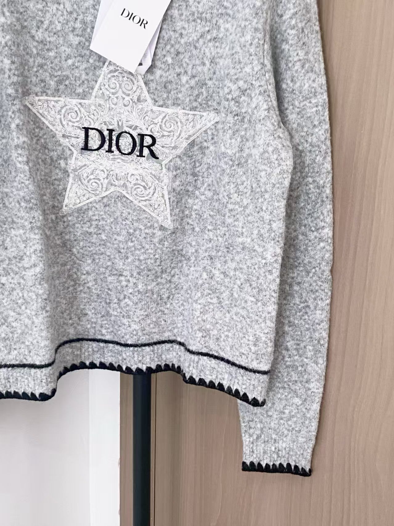 New round neck knitted sweater