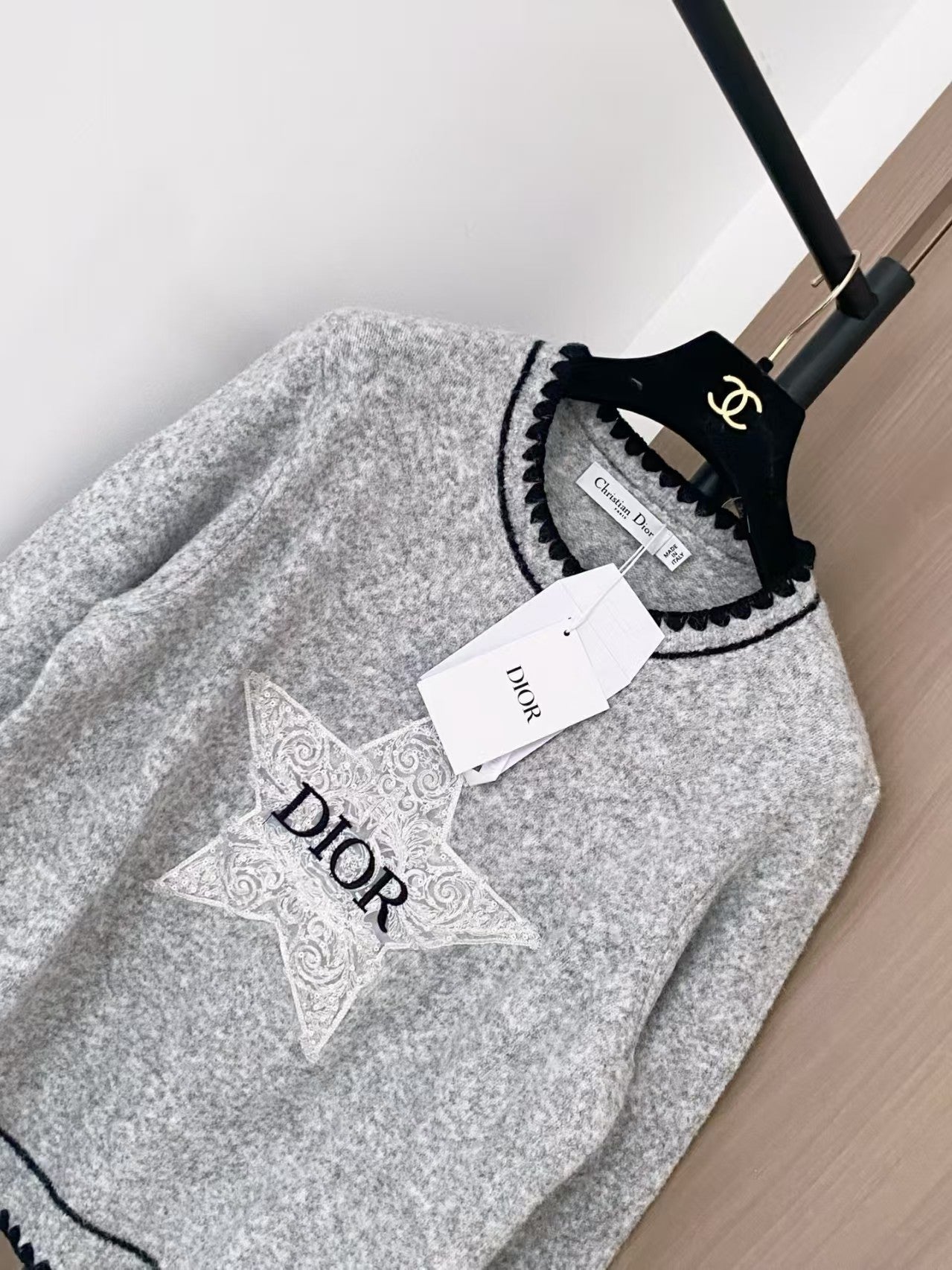 New round neck knitted sweater