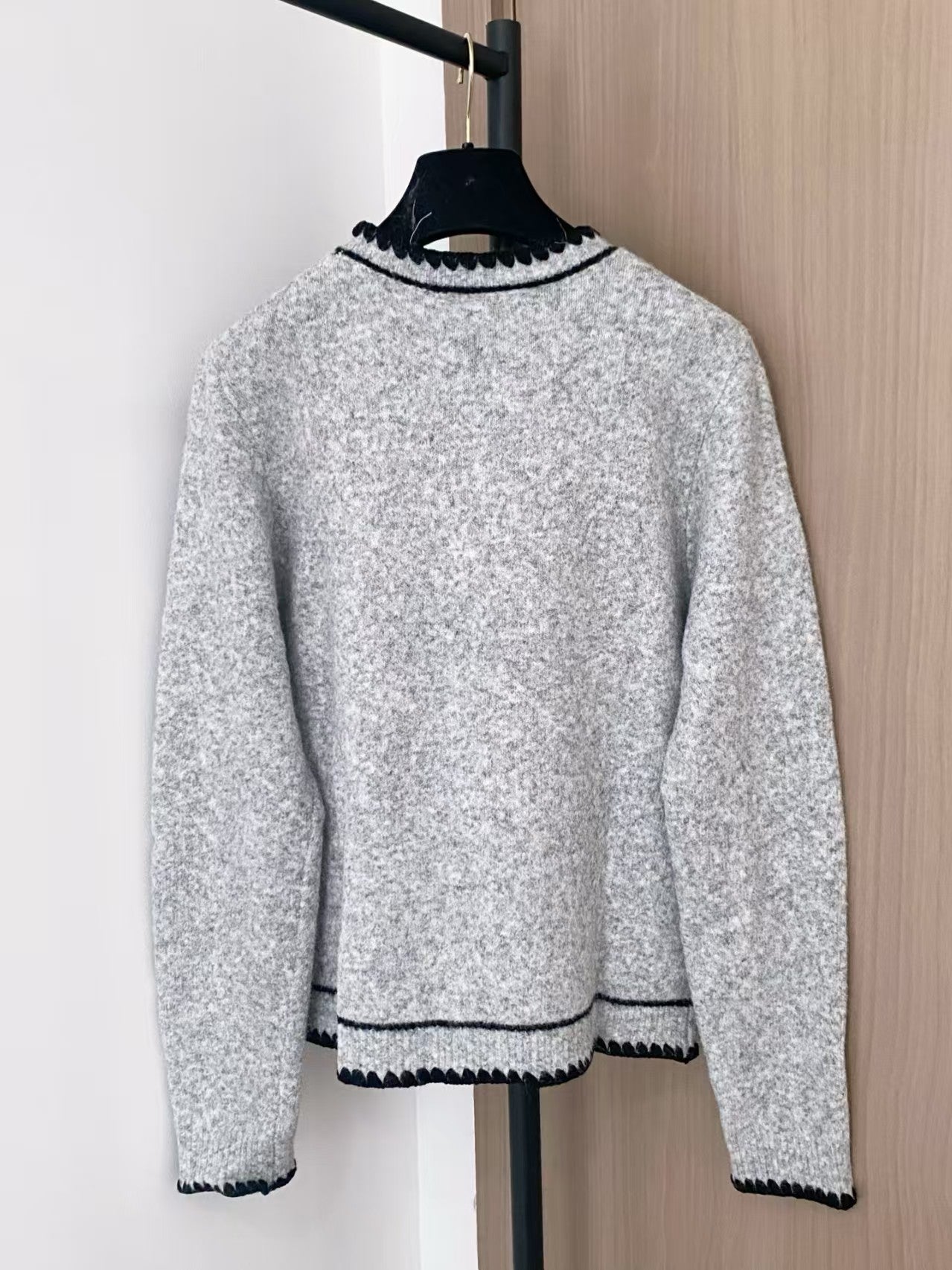 New round neck knitted sweater
