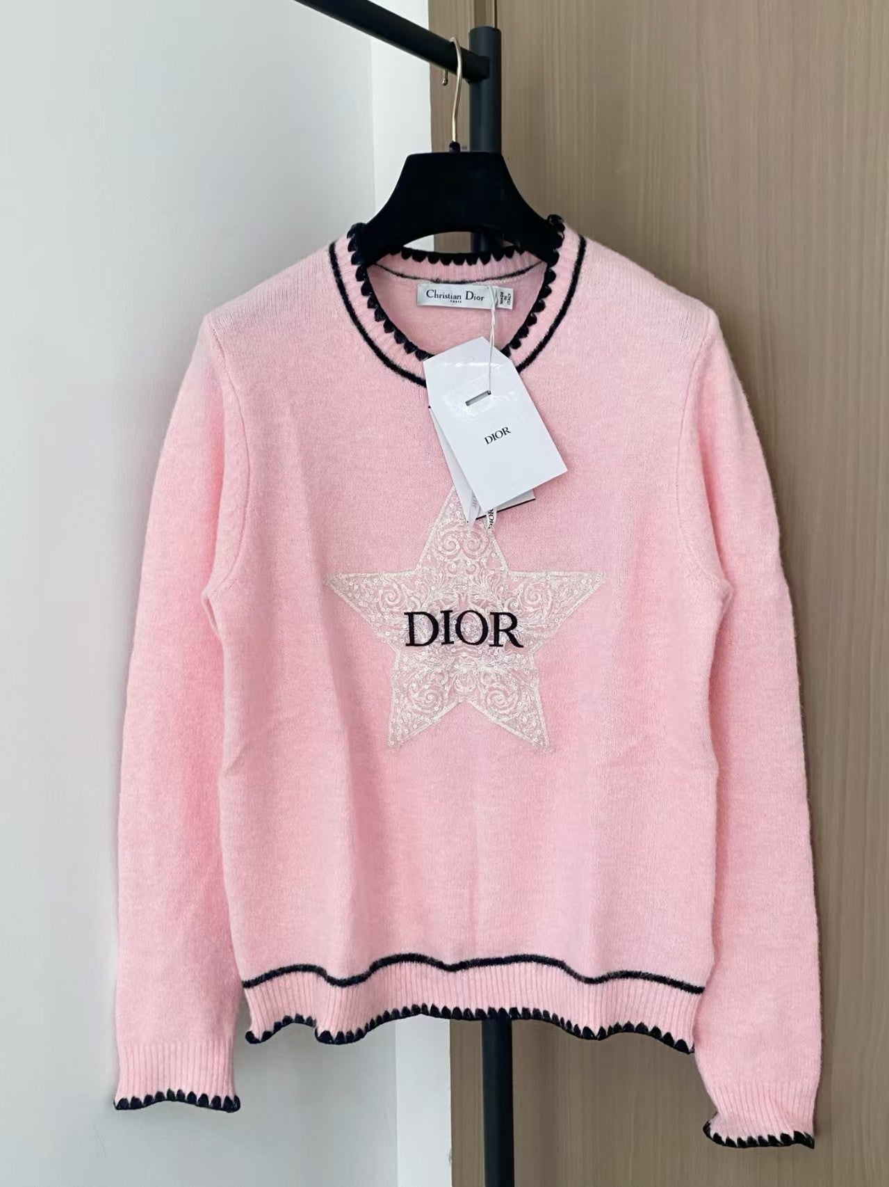 New round neck knitted sweater