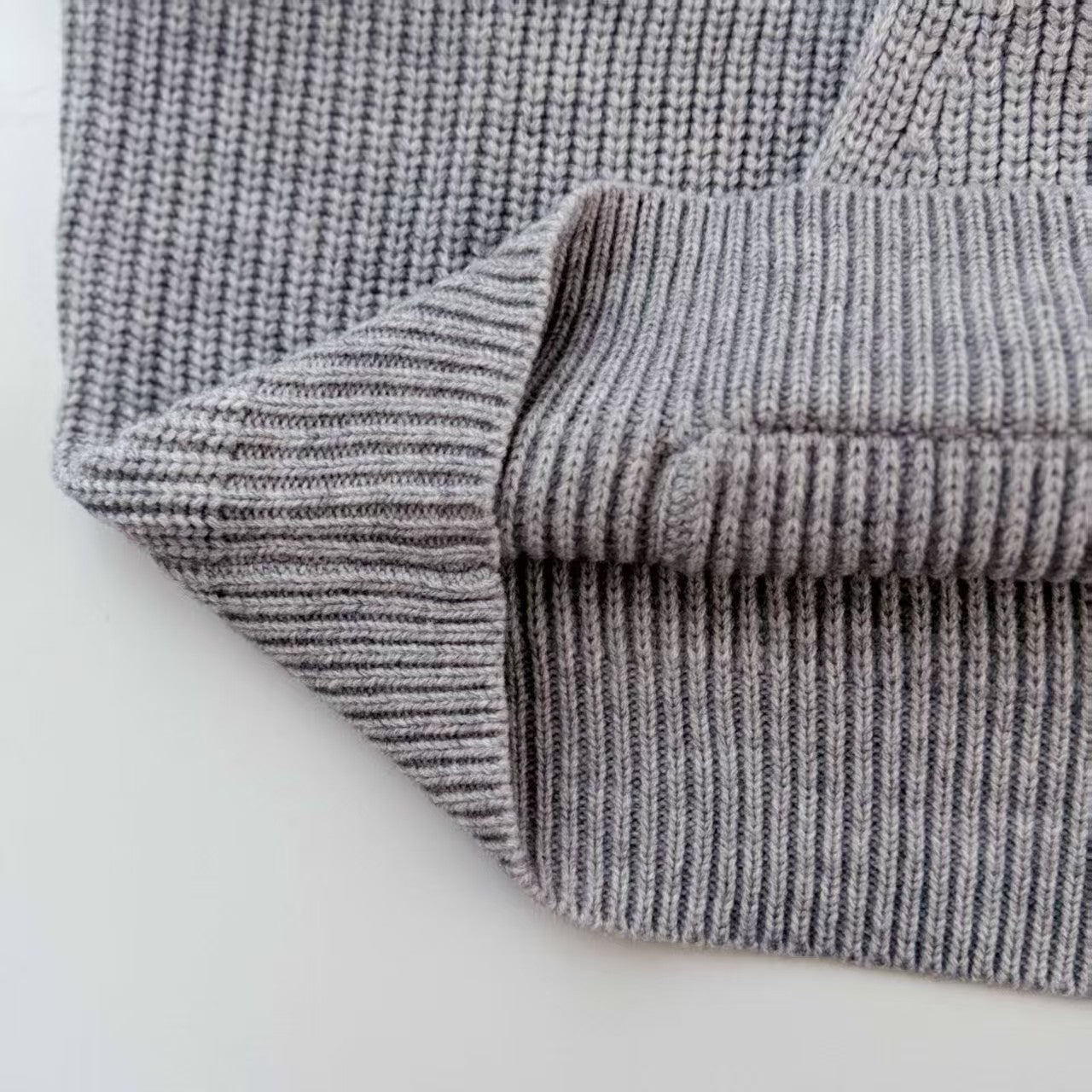 New knitted hooded sweatshirt