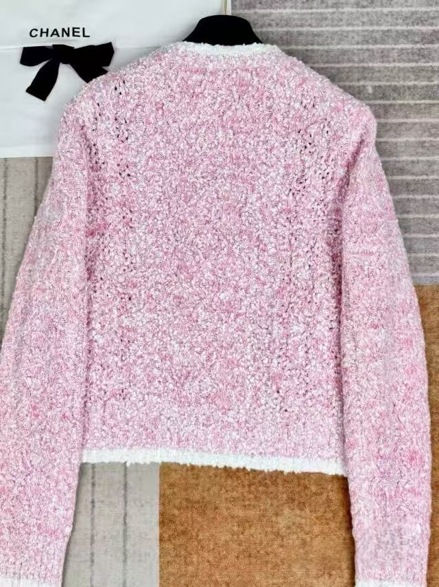 25 knitted contrast color cardigan